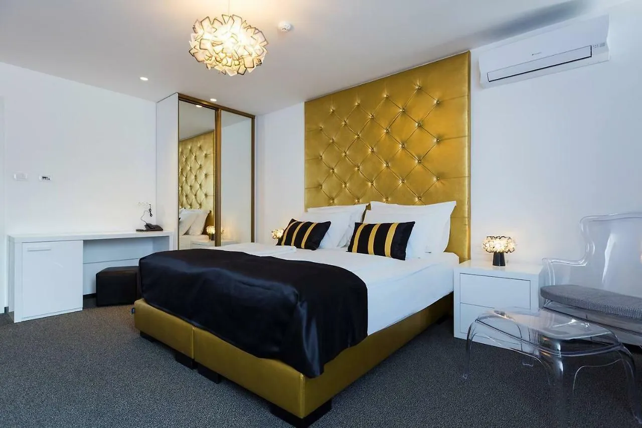 B Gold Luxury Rooms B&B contacts